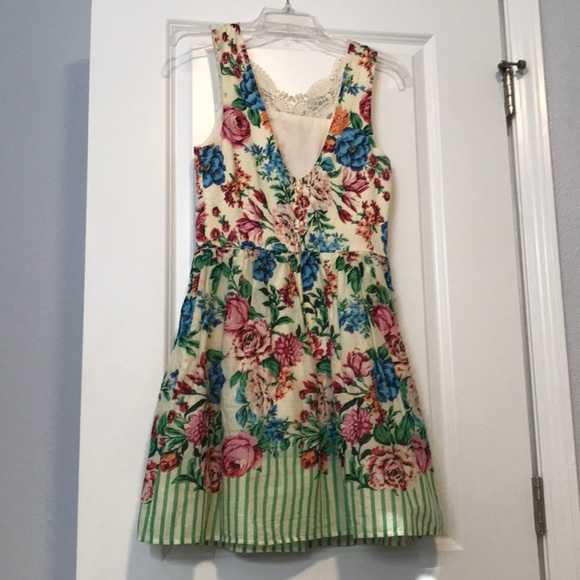 Vintage-inspired Floral Dress - Picture 3 of 4